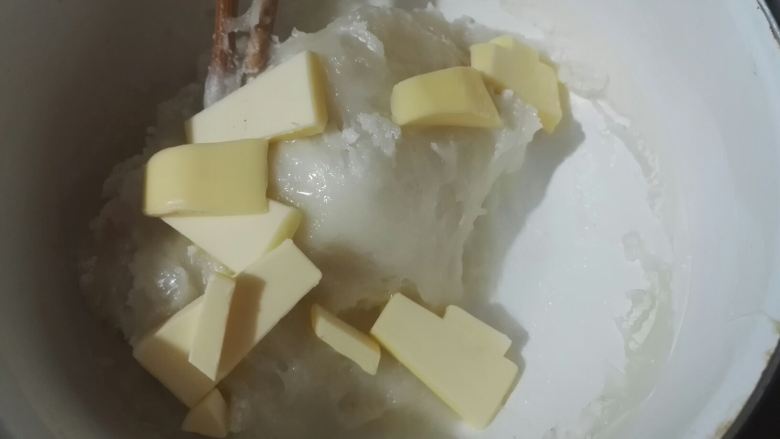 雪媚娘,过滤后的面糊,蒸汽100度蒸25分钟,到面糊全变透明状。<a style='color:red;display:inline-block;' href='/shicai/ 887'>黄油</a>切小块,加入蒸好的面糊中。