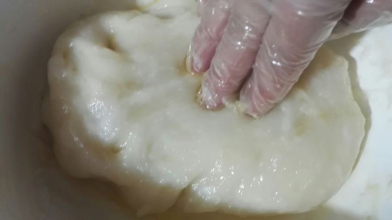 雪媚娘,手带手套,用手直接揉均匀。