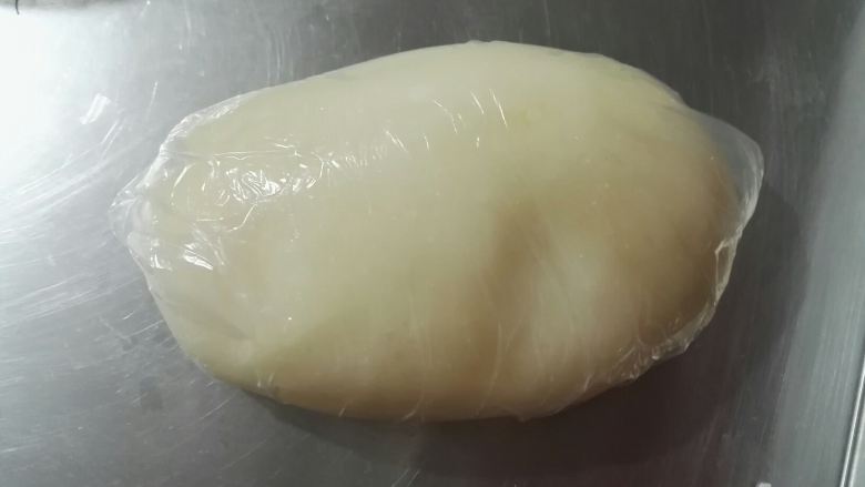 雪媚娘,揉好的面团,包保鲜膜,放冰箱冷藏20分钟,到常温