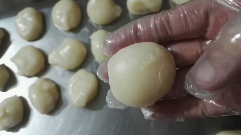 雪媚娘,分成20克一个的小面团,搓圆,蒸好揉好的面团,很有弹性,不怎么粘手(刚开始做,可以分30克一个,好操作些)