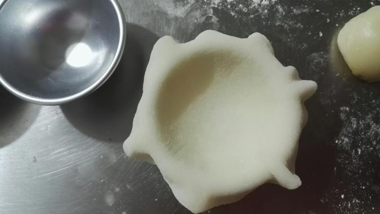 雪媚娘,放3寸小雪媚娘模具中(没有模具可以用放酱料的小碗)