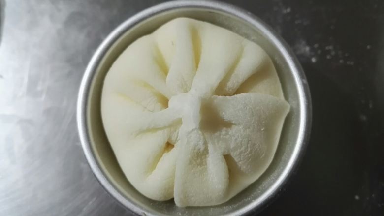 雪媚娘,把边缘向中间靠拢,捏紧收口。
