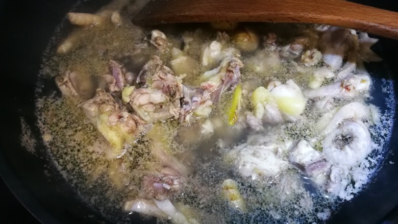 田螺鸡,煮开后,捞出,洗净备用