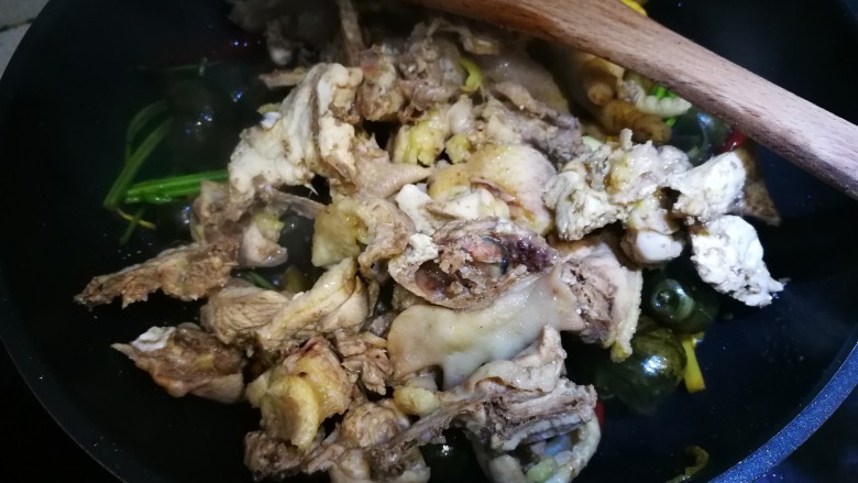 田螺鸡,放入鸡肉,翻炒