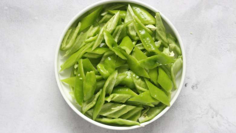 豆豉青椒,<a style='color:red;display:inline-block;' href='/shicai/ 61'>青椒</a>洗净去蒂去籽,切成小块待用,我喜欢切成菱形的块状。