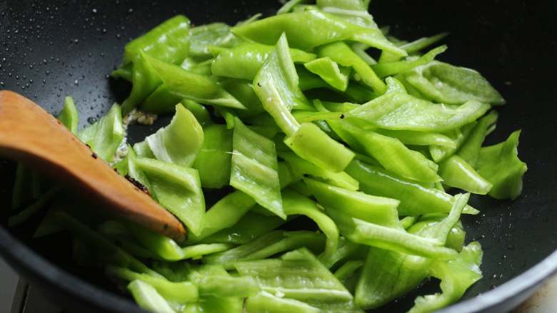 豆豉青椒,锅中放入青椒块,迅速快炒1分钟左,这里快炒要开大火。