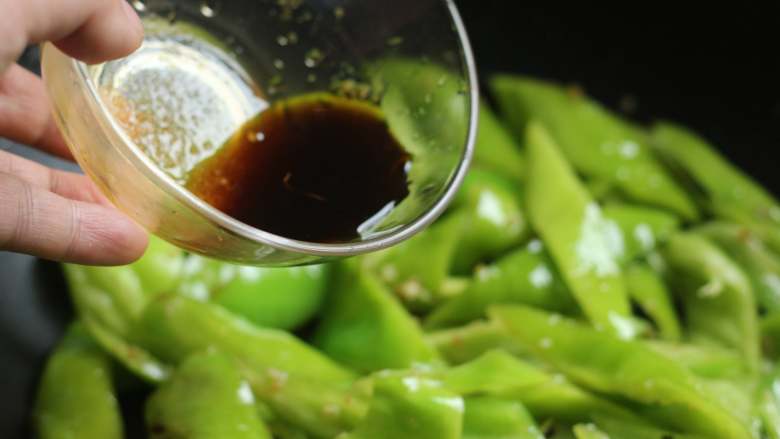 豆豉青椒,接着把调好的味汁淋在青椒上,翻炒均匀,使青椒入味。