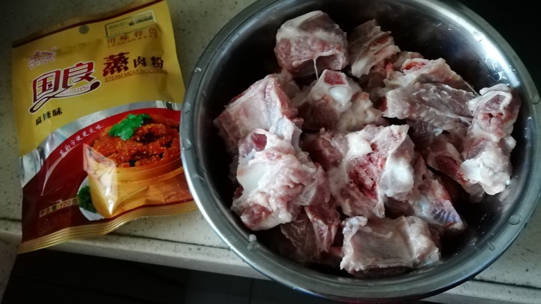 麻辣粉蒸排骨,准备好麻辣粉蒸肉