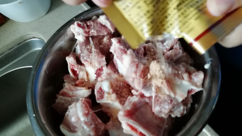 麻辣粉蒸排骨,倒入蒸肉粉