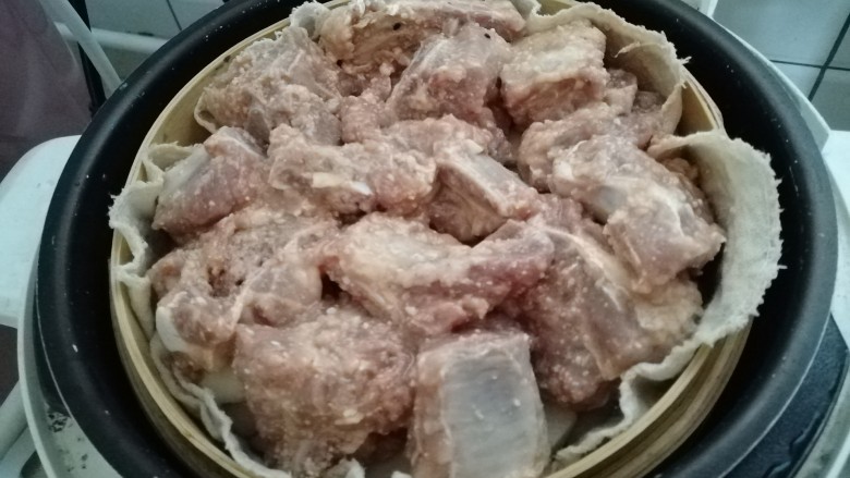 麻辣粉蒸排骨,铺上腌制好的仔排