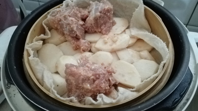 麻辣粉蒸排骨,把<a style='color:red;display:inline-block;' href='/shicai/ 32'>芋头</a>切片,蒸肉粉拌匀,铺在底部
