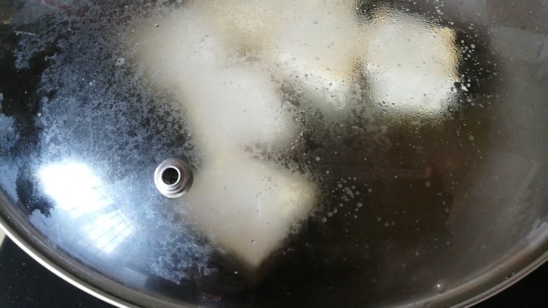 番茄彩椒烧豆腐,盖上锅盖小火煎两分钟,翻面煎三分钟