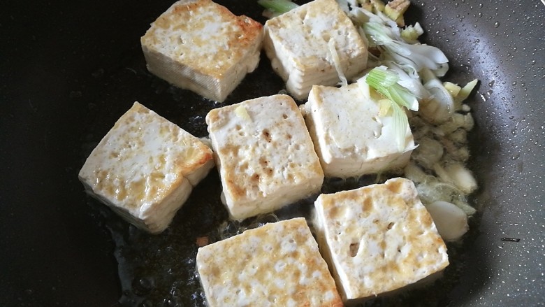 番茄彩椒烧豆腐,改大火,加入葱姜蒜头大蒜爆香
