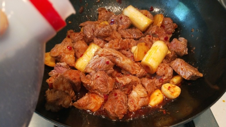 焖羊肉,倒入15克<a style='color:red;display:inline-block;' href='/shicai/ 718'>料酒</a>。