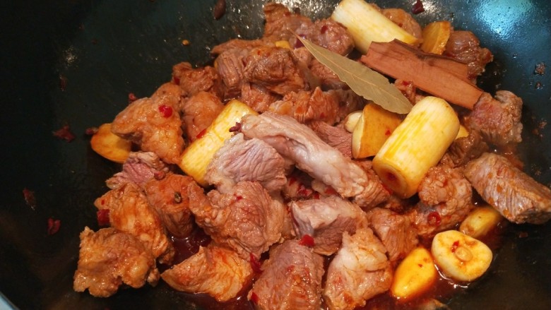 焖羊肉,加入<a style='color:red;display:inline-block;' href='/shicai/ 710'>桂皮</a>,香叶。