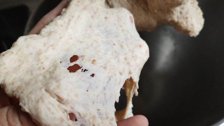 全麦燕麦吐司,打出能拉出厚膜时加入软化黄油,继续高速搅打完全拓展阶段
