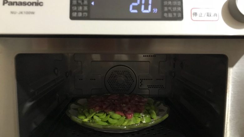 蒜香豆瓣蒸腊肠,放入蒸箱,水箱放满水,选择原气蒸功能,20分钟