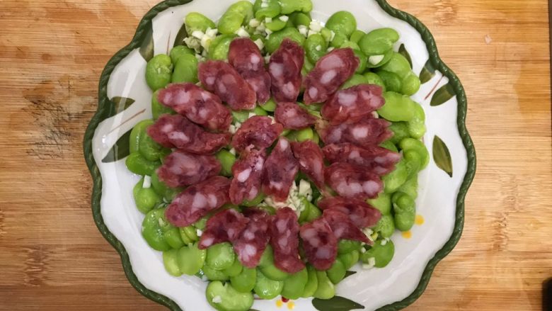 蒜香豆瓣蒸腊肠,如图所示,码到蚕豆上