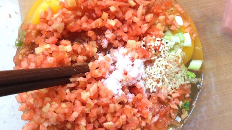 饺子皮版—火腿胡萝卜鸡蛋饼,放入胡萝卜碎，加入少许盐和<a style='color:red;display:inline-block;' href='/shicai/ 756'>鸡精</a>搅拌均匀