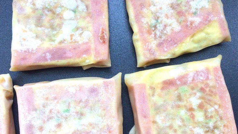 饺子皮版—火腿胡萝卜鸡蛋饼,全部烙好了，装盘