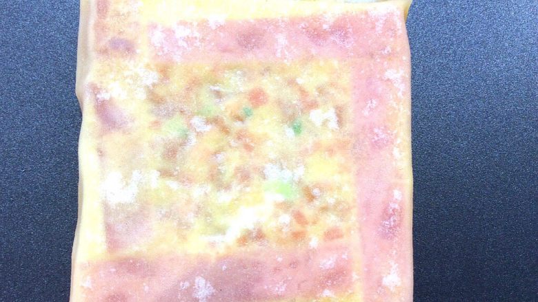 饺子皮版—火腿胡萝卜鸡蛋饼,在烙至表面微黄即可，
