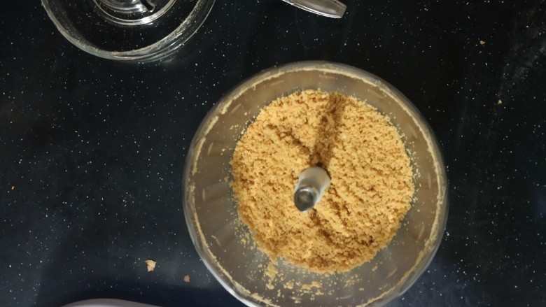 花生餐包,馅:将花生打成有一些颗粒的粉