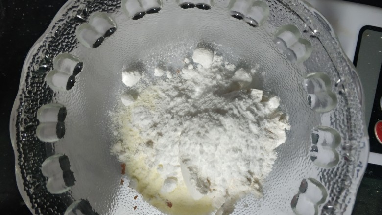花生餐包,馅:将<a style='color:red;display:inline-block;' href='/shicai/ 1124'>奶粉</a>,砂糖,面粉放在碗里