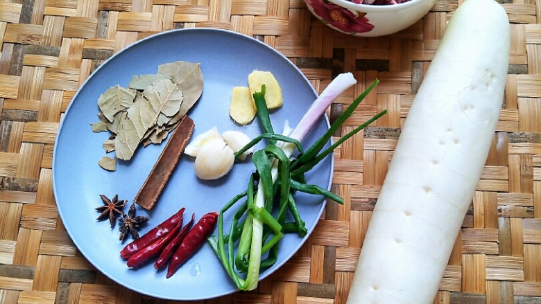 萝卜牛腩,准备各种材料,如图