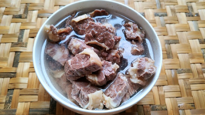 萝卜牛腩,捞起来洗干净,放水里泡着