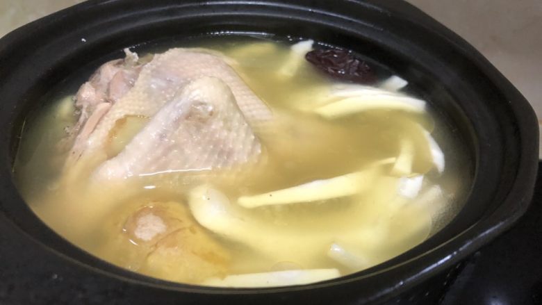 海南椰子鸡,煲底上铺上姜片和一半椰肉,放入整只<a style='color:red;display:inline-block;' href='/shicai/ 7969'>老母鸡</a>,上面倒上椰子汁加剩余的椰肉,其余调料都不用放,盖上盖,大火烧开后调小火,煲3-4小时。