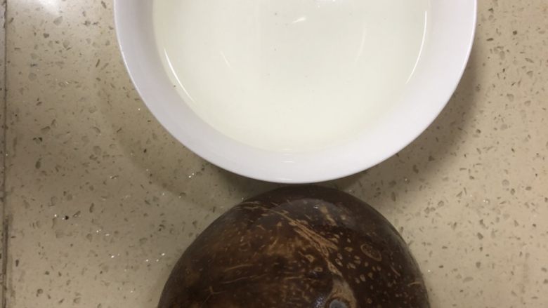 海南椰子鸡,椰子顶部有3个小圆口,最大那个口软的,拿小刀挖开,倒出椰子汁。