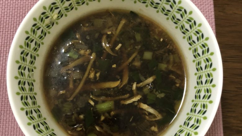 海南椰子鸡,另外做的蘸汁,吃鸡肉的时候调味。老母鸡虽然炖了3小时肉质还是挺结实的。我的蘸汁是锅里加热,放生抽+水+蒜末+姜末+葱调的,你们可以调自己喜欢的口味加辣加什么都行。
