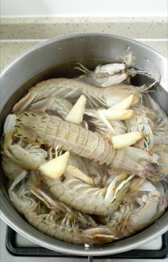 盐水皮皮虾,洗净的皮皮虾加入清水、姜片,入锅开大火