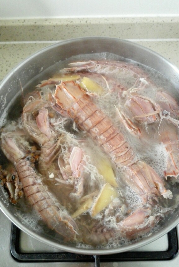 盐水皮皮虾,煮开后略煮3分钟