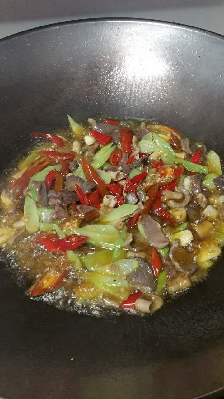 麻辣爆炒鸡杂,加入鸡杂炒均匀，放入味精调味儿，就可以出锅了。