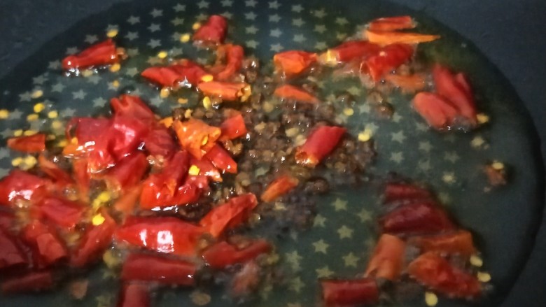 麻辣爆炒鸡杂,花椒变色放辣椒,葱姜蒜,<a style='color:red;display:inline-block;' href='/shicai/ 705'>豆瓣酱</a>炒香。