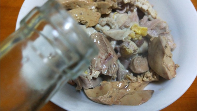 麻辣爆炒鸡杂,鸡杂倒入适量<a style='color:red;display:inline-block;' href='/shicai/ 718'>料酒</a>。