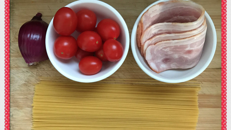 了不起的小番茄+小番茄培根意面,食材准备：<a style='color:red;display:inline-block;' href='/shicai/ 29'>洋葱</a>、<a style='color:red;display:inline-block;' href='/shicai/ 89994'>小番茄</a>、<a style='color:red;display:inline-block;' href='/shicai/ 443'>培根</a>、<a style='color:red;display:inline-block;' href='/shicai/ 5030'>意面</a>（两人份）
调味料：盐、<a style='color:red;display:inline-block;' href='/shicai/ 134333'>黑胡椒</a>