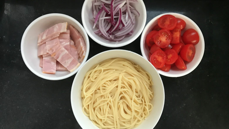 了不起的小番茄+小番茄培根意面,先烧水，开锅后煮上意面（7、8分钟即可，喜欢软点的可以时间再长点）
煮意面的同时把培根切条、洋葱切丝、小番茄切块备用
最后来个合影