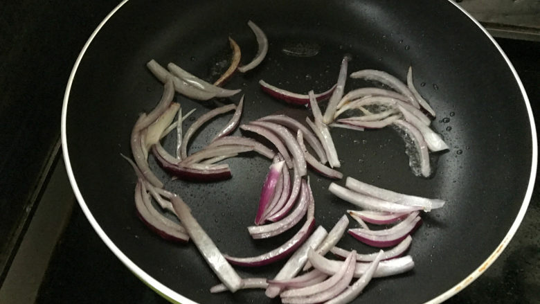 了不起的小番茄+小番茄培根意面,平底锅倒油，倒入依次倒入洋葱