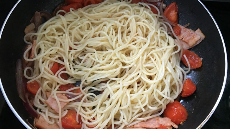 了不起的小番茄+小番茄培根意面,最后倒入意面翻炒均匀即可出锅~