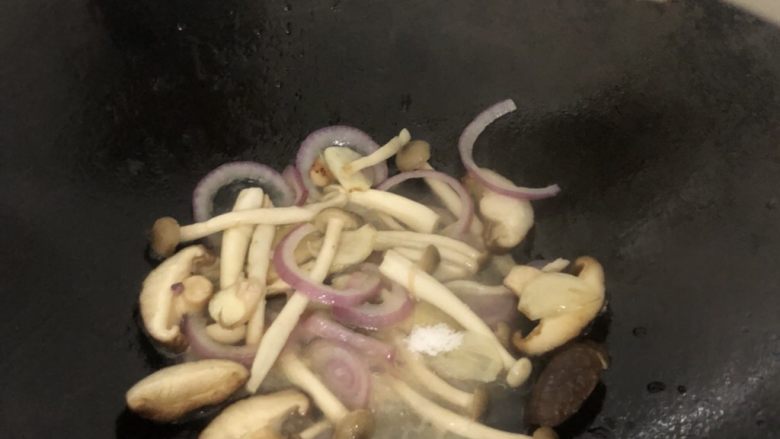 清炒杂菇,半匙的盐翻炒