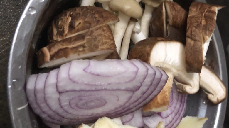 清炒杂菇,把材料准备好