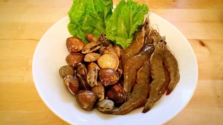 泰式火锅料理,真实的步骤来了:
1、锅放好,插上电源,开火,倒事先准备好的冷水,然后依次放入冬阴功酱,家乐酱还有香料袋、虾酱,巴拉巴拉煮个10分钟左右。
2、然后放入虾和蘑菇,煮3分钟左右。
3、加椰浆(就那椰子粉兑水兑牛奶那个)、鱼露和柠檬汁(我挤了1个半,这个可以根据个人口味增减),搅拌搅拌,再煮个2、3分钟。
4、把芫荽(四川人管这玩意儿叫香菜),切成小段儿,放进汤里。
5、尝尝味儿,要是不咸不淡,就放点儿盐,我是没放,因为配料都挺咸的。
