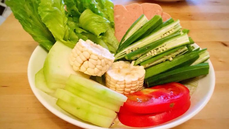 泰式火锅料理,(配菜图)
1、蘑菇和虾都洗干净放好
2、干香料用冷水冲洗一下装进袋子里(为了避免汤色难看,我去中药店买了一个煎药的一次性袋子,就装药渣那种,把香料全放进去,系紧袋口)
3、把椰子粉融化了,具体步骤是,先舀出30g椰子粉,再加70ml左右的凉白开,然后可劲儿的搅拌,直到搅化了(千万别加冷水或者温水,千万别问我为什么,你肯定不希望你的锅里飘着很多诡异的白色球粉状物质)。搅拌开后再放入事先准备好的牛奶,搅匀备用。