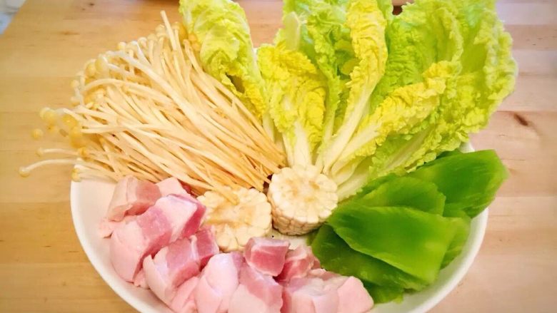 泰式火锅料理,(配菜图)忘了最重要的柠檬汁了,这个必须得用青柠檬,相信我,黄色的那个柠檬挤出来的汁味道绝对没有青柠檬的好。因为没买到大的青柠檬,就用两个小的代替了。