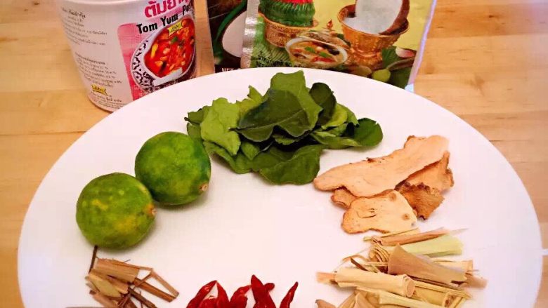 泰式火锅料理,冬阴功酱（LOBO牌），<a style='color:red;display:inline-block;' href='/shicai/ 812'>香茅</a>，<a style='color:red;display:inline-block;' href='/shicai/ 3769'>良姜</a>，<a style='color:red;display:inline-block;' href='/shicai/ 110057'>柠檬叶</a>，柠檬汁（<a style='color:red;display:inline-block;' href='/shicai/ 110043'>青柠檬</a>），<a style='color:red;display:inline-block;' href='/shicai/ 714'>鱼露</a>，<a style='color:red;display:inline-block;' href='/shicai/ 1696'><a style='color:red;display:inline-block;' href='/shicai/ 300'>虾</a>酱</a>，<a style='color:red;display:inline-block;' href='/shicai/ 86474'>干辣椒</a>，<a style='color:red;display:inline-block;' href='/shicai/ 3265'>芫荽</a>，<a style='color:red;display:inline-block;' href='/shicai/ 300'>虾</a>（吊汤用），<a style='color:red;display:inline-block;' href='/shicai/ 2914'>蘑菇</a>（吊汤用），<a style='color:red;display:inline-block;' href='/shicai/ 113782'>椰子粉</a>，<a style='color:red;display:inline-block;' href='/shicai/ 219'>牛奶</a>等等，先准备好这些配料）