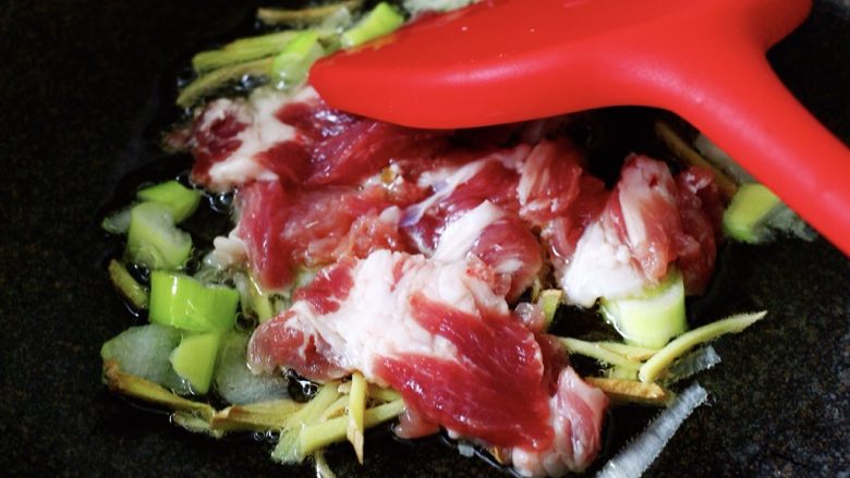 菠菜白玉菇虾皮汤,再加入切片的猪肉,大火进行快速翻炒
