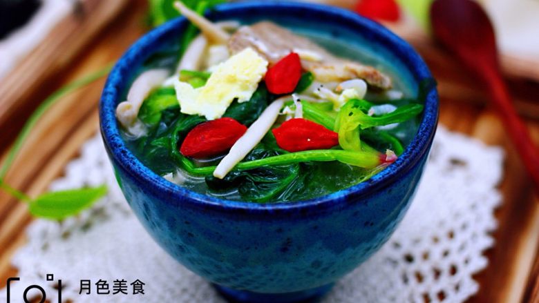 菠菜白玉菇虾皮汤,铛铛铛,营养丰富又补钙的蔬菜汤完美出锅咯,撒上几颗提前洗净泡发的<a style='color:red;display:inline-block;' href='/shicai/ 673'>枸杞</a>,完美,喝上一碗,清理肠胃又排毒