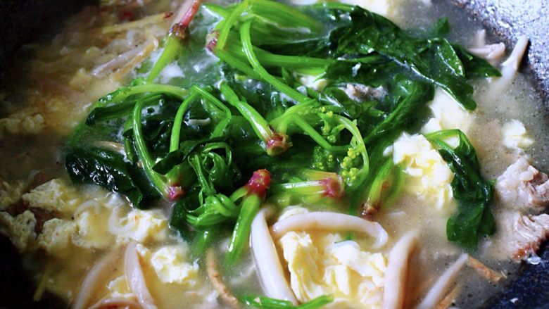 菠菜白玉菇虾皮汤,把提前焯过水的红根菠菜放入锅中,大火烧开后,即可关火,淋上<a style='color:red;display:inline-block;' href='/shicai/ 3738'>芝麻油</a>就可以出锅咯